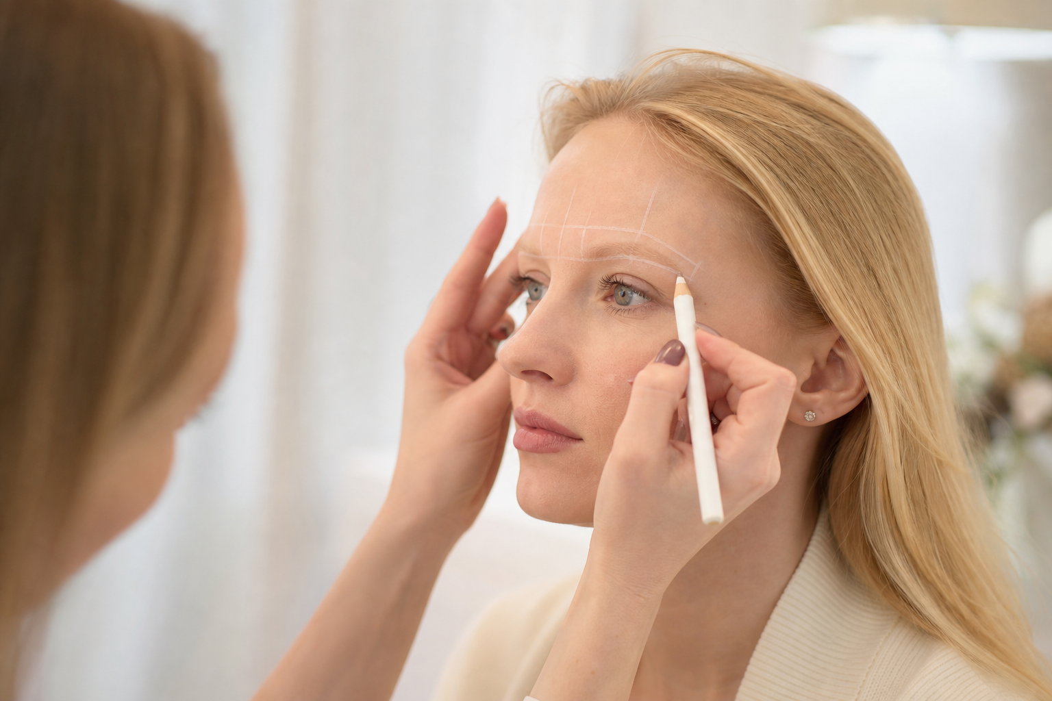 Microblading Berlin Mitte für sehr helle Augenbrauen mit Beratung und Vorzeichnung
